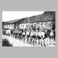 111-3229 Mannschaft des MTV-Wehlau im Jahre 1927 bei einem Umzug durch Plibischken.jpg